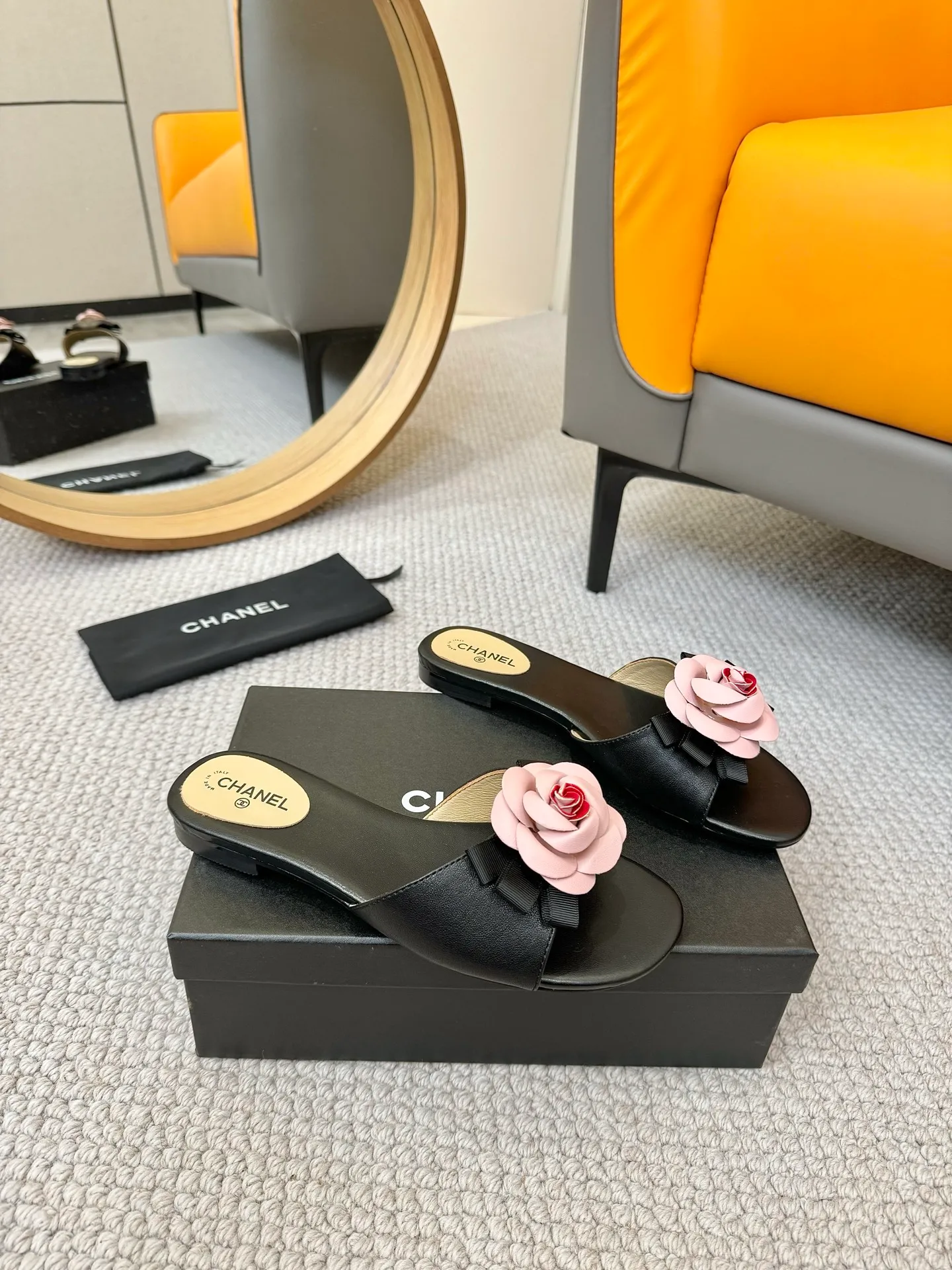 👟👟Ex-factory price 440👟👟 CHANEL Xiaoxiang ss25P new spring and summer thick-soled camellia slippers CHANE*｜Xiaoxiang ss25P new spring and summer thick-soled camellia slippers series! This season’s camellia series is really beautiful😍Grandma Xiang’s family has always been elegant and ladylike, full of high-end looks! It’s very nice on the feet~Whether it’s worn barefoot or paired with skirts or trousers, it’s very versatile! Incomparably beautiful! Especially fairy🧚overwhelmingly girly‼ Number of yards: 35-40 yards